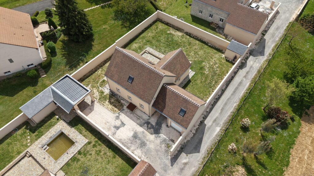 Photographie aérienne par drone d’une propriété résidentielle, réalisée pour la promotion immobilière et mettant en valeur le bien, son terrain et son environnement.