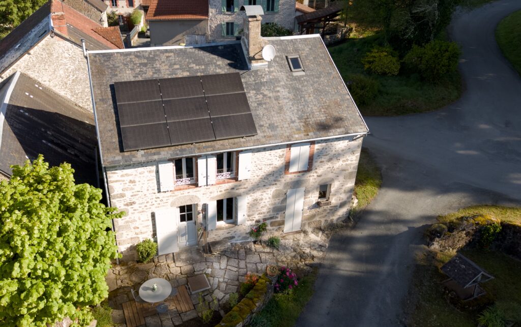 Vue aérienne d’une maison et de son environnement, réalisée pour mettre en valeur un bien immobilier destiné à la location saisonnière.